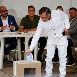 Gustavo Petro vota en elecciones y envía mensaje sobre democracia y poder en Colombia