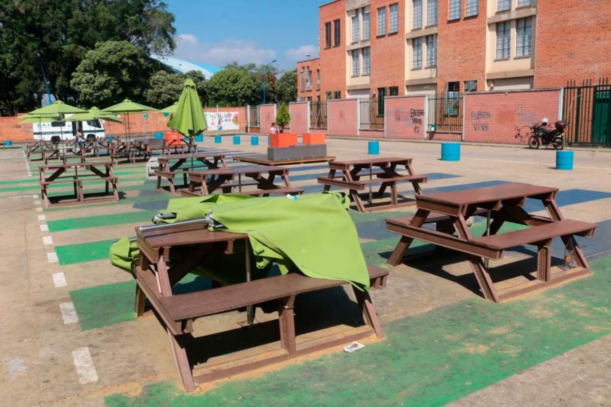 La Calle de los Estudiantes fue la primera intervención de urbanismo táctico con este mobiliario. Aunque hace menos de un año se reemplazaron los elementos del urbanismo por su evidente deterioro, parte de las nuevas sombrillas están completamente rasgadas (fotografía a la izquierda) y los árboles secos. Las sombrillas fueron retiradas hace una semana y así luce actualmente el espacio.