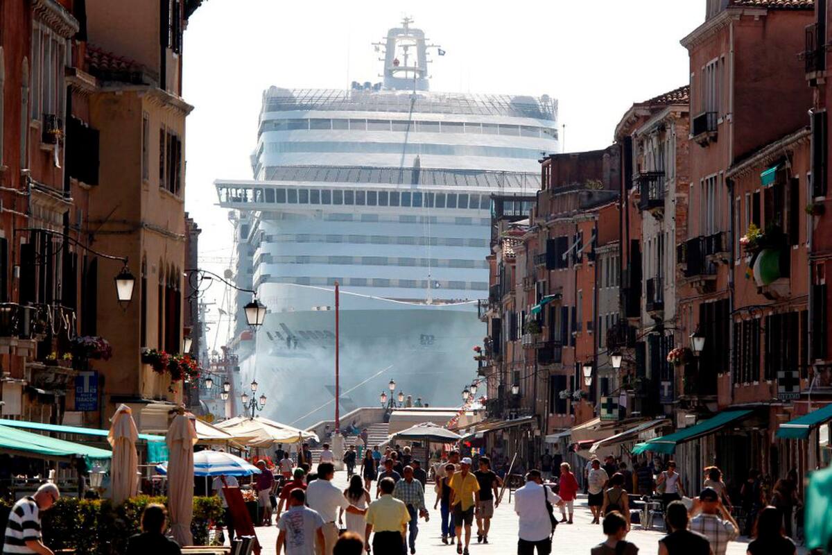 Este es el crucero “MSC Divina” visto entre edificios mientras surca la laguna de Venecia, la capital de la región de Véneto en el norte de Italia, en 2019. Internet / VANGUARDIA