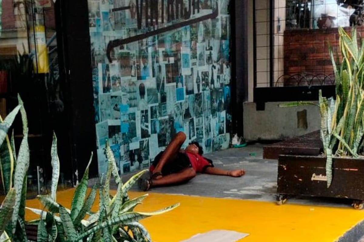 Diariamente, en el barrio Cabecera, se puede ver a hombres y mujeres que duermen en los andenes. (Fotos: Suministrada / VANGUARDIA)