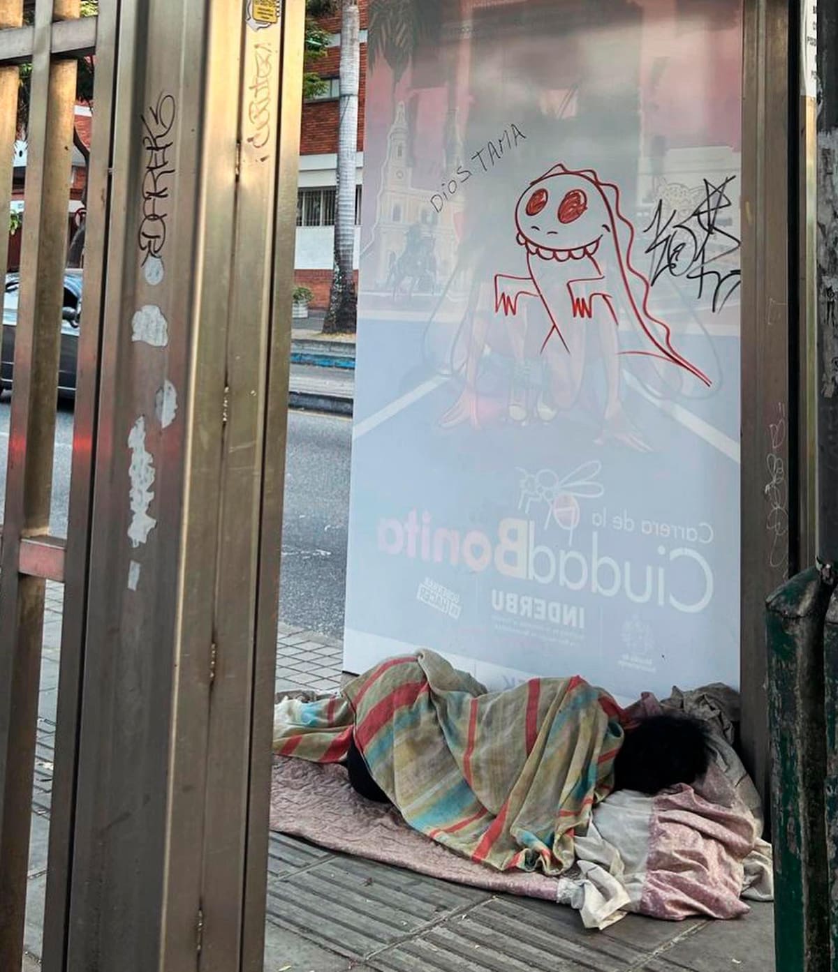 Las miniestaciones y paraderos de Metrolínea sobre las carreras 27 y 33 son usados continuamente como refugios por parte de habitantes de calle. (Fotos: Suministrada / VANGUARDIA)