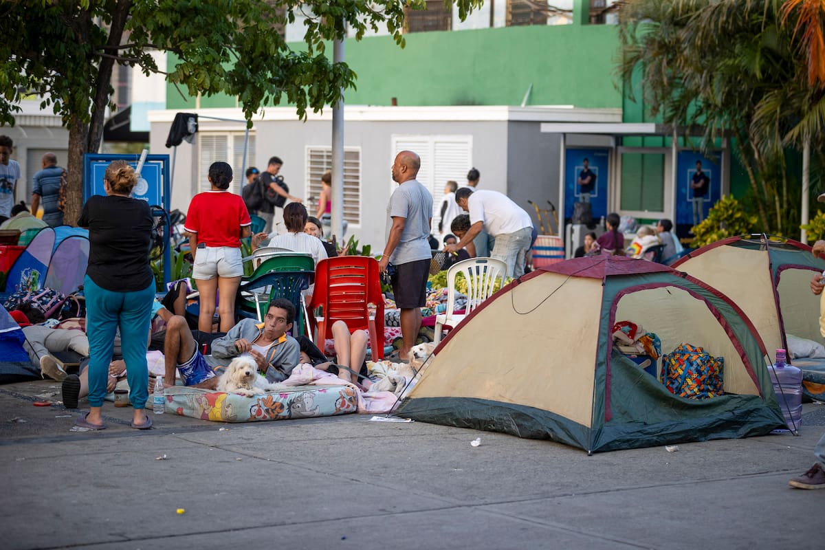 CATIA LA MAR, 26/06/2026.- Recostados en colchones, sábanas, sillas, carpas y campamentos improvisados, cientos de personas duermen en el asfalto, jardineras, plazas y canchas en Catia La Mar, una de las ciudades más afectadas por los terremotos de magnitud 7,2 y 7,5 ocurridos el miércoles en Venezuela y que se han cobrado la vida de 235 personas. EFE/ Ronald Peña R