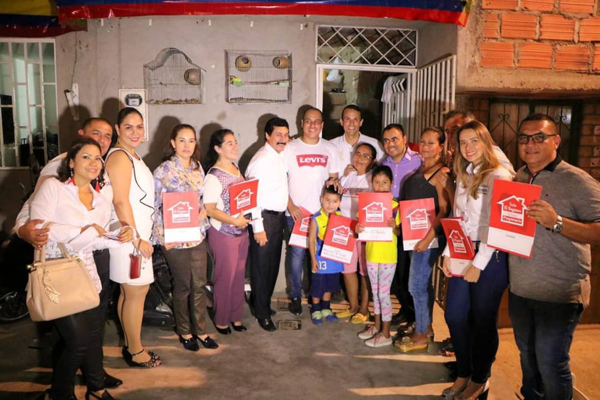 Una delegación oficial visitó el barrio Eliécer Fonseca para entregar los documentos que certifican la legalidad del sector. (Foto: Suministrada / VANGUARDIA LIBERAL)