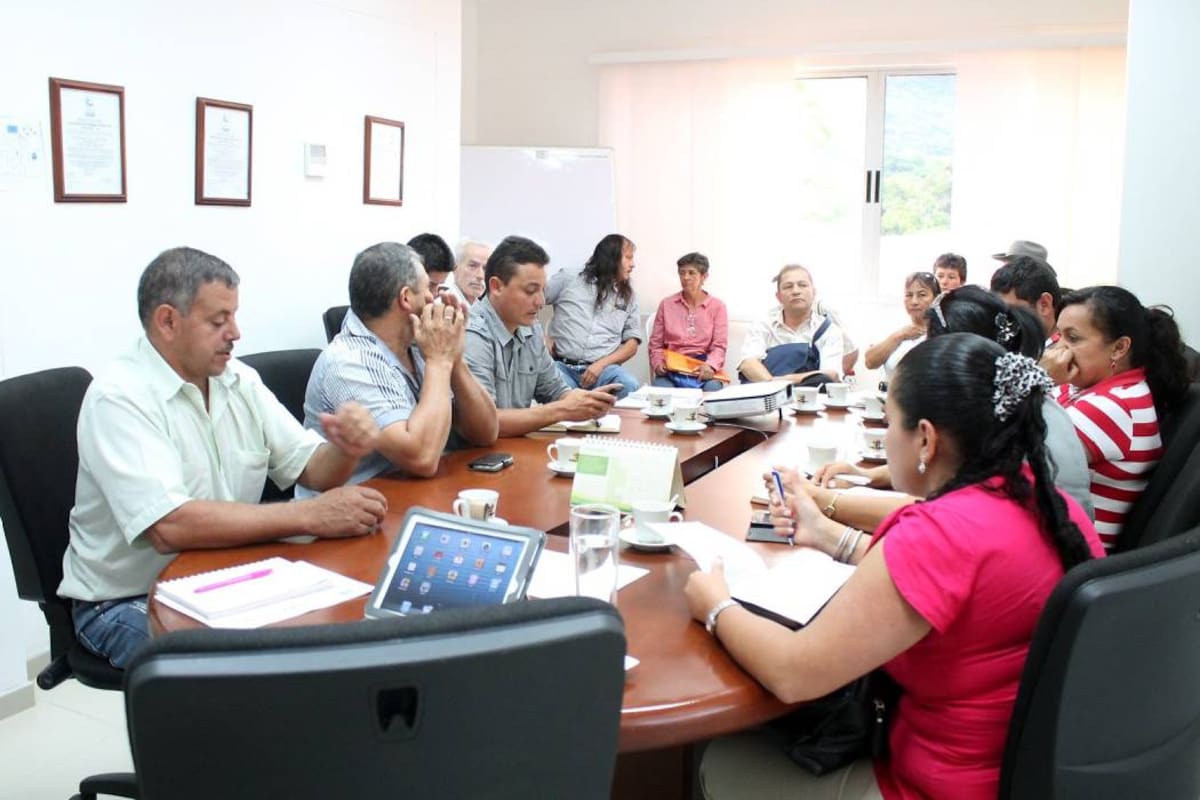 Aspectos de la reunión efectuada el pasado lunes en las instalaciones de la CAS entre directivas de esa entidad y comunidad de San Joaquín y Onzaga. (Foto: Suministrada / VANGUARDIA LIBERAL)