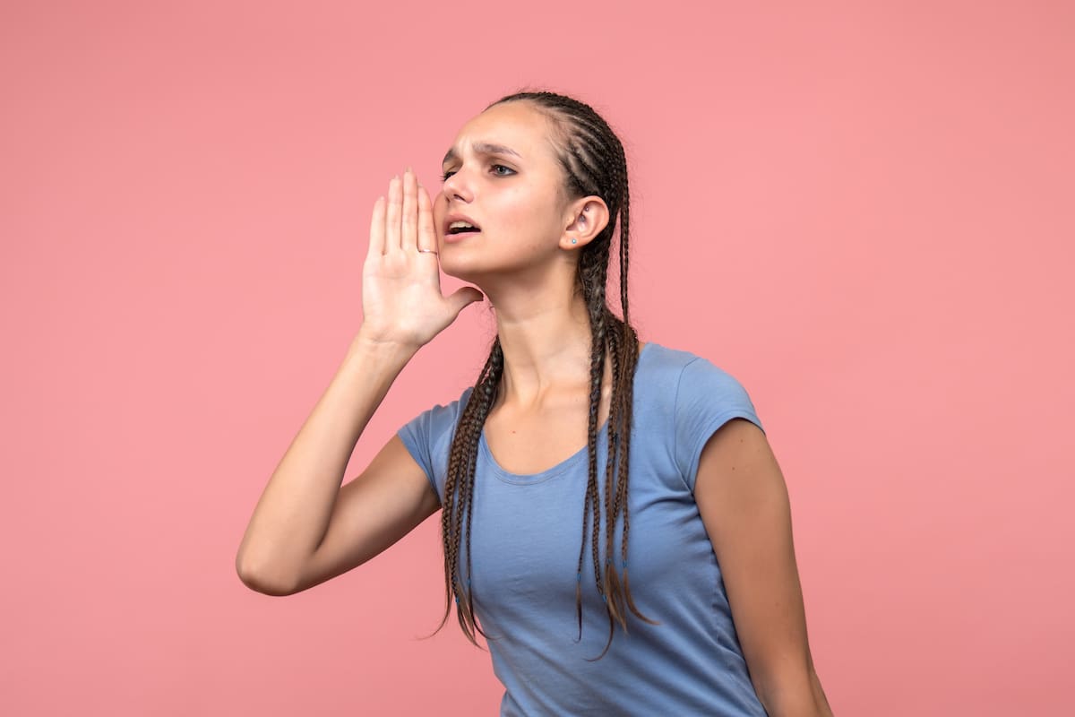 ¿Siente cansancio al hablar mucho tiempo? En el Día Mundial de la voz le traemos una guía de ejercicios para cuidar sus cuerdas vocales.