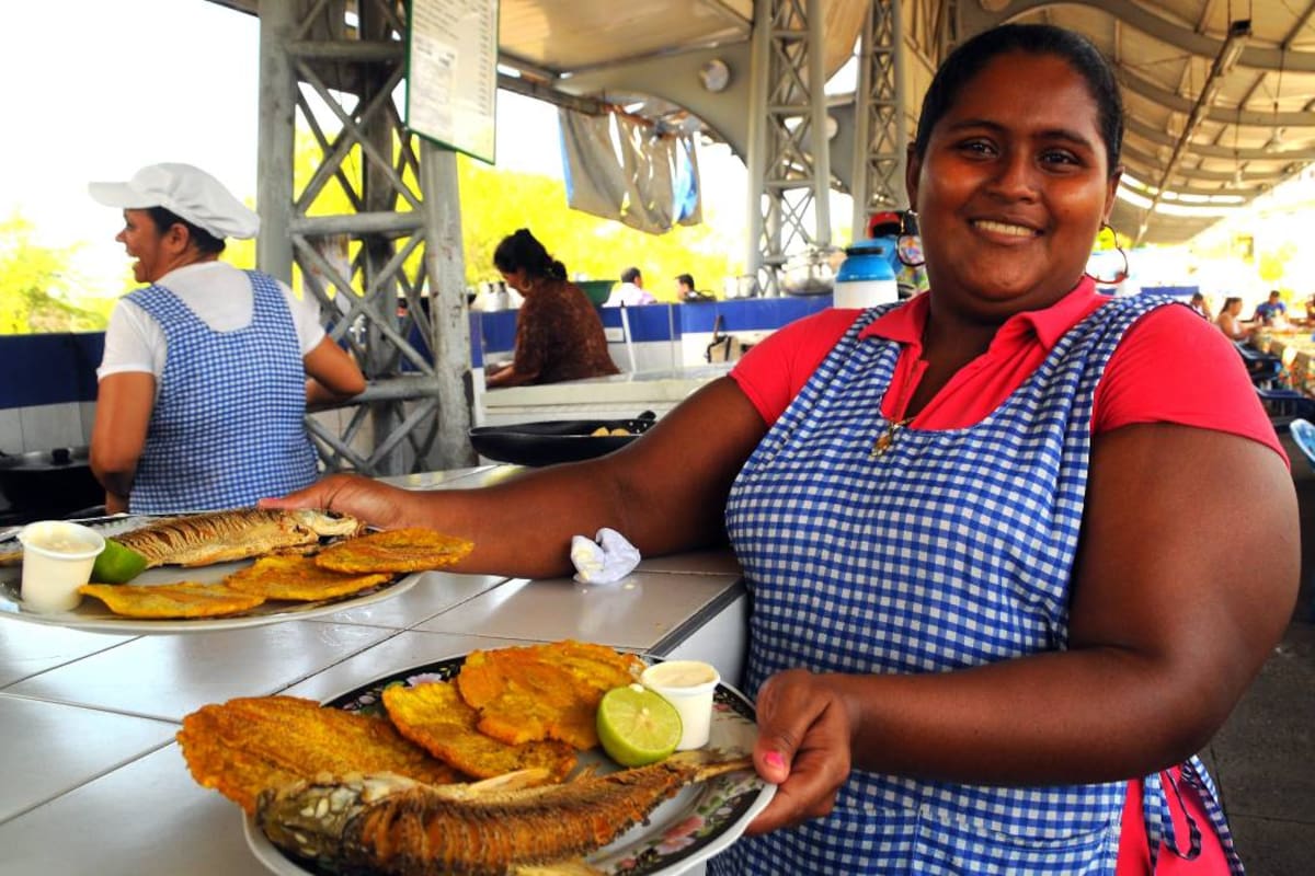 Elena Martínez lleva dos años trabajando en uno de los puestos de comidas del Puerto de Embarcaciones Menores de Barrancabermeja, y estará también en el Festival de Pescado que se realiza este sábado. (Foto: Édgar Pernett/VANGUARDIA LIBERAL)