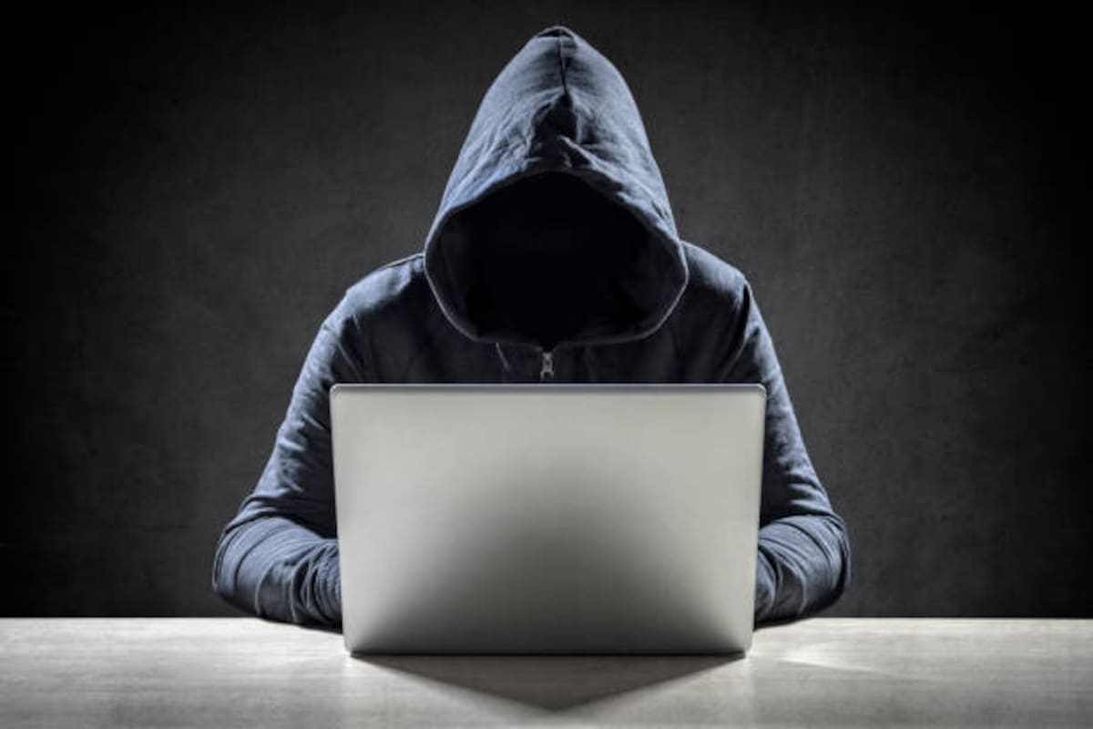 Herramientas de Inteligencia Artificial necesitan solo tres segundos de audio para clonar tu voz y cometer fraudes financieros. Las autoridades recomiendan erradicar las palabras "Sí", "Bueno" y "Hola" al contestar llamadas de números desconocidos, y optar por guardar silencio hasta que la otra persona hable primero.