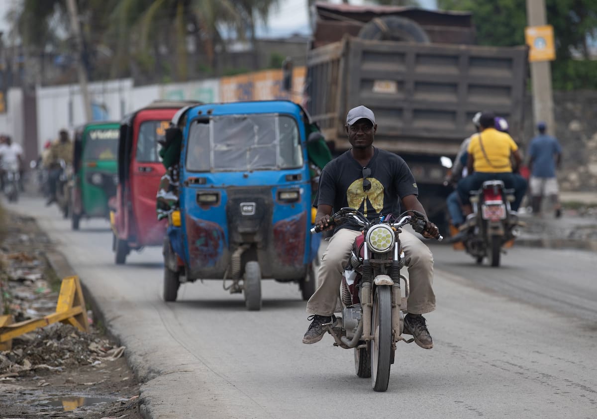 Motos transitando en una carretera este miércoles, en Cabo Haitiano (Haití). // EFE