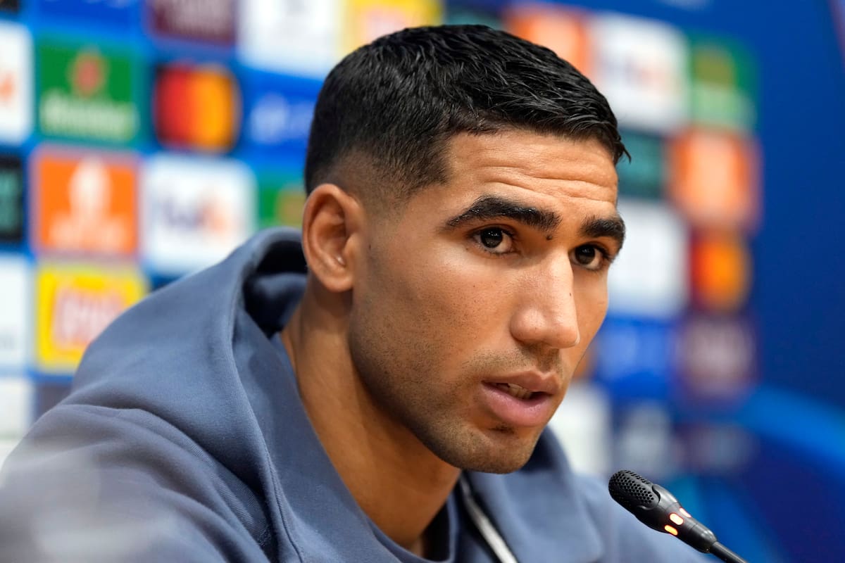 Fotografía de archivo del defensa hispano-marroquí del París Saint-Germain (PSG) Achraf Hakimi, quien será juzgado por el cargo de violación tras la denuncia presentada en febrero de 2023 por una joven, decidió la jueza instructora. "Hoy en día, una acusación de violación basta para justificar un juicio, aun cuando la he impugnado y todo demuestra que es falsa. Es tan injusto para los inocentes como para las víctimas sinceras", señaló Hakimi en su cuenta de X. El canterano del Real Madrid añadió que espera "con calma este juicio que permitirá que la verdad salga a la luz públicamente". EFE/ Alejandro García