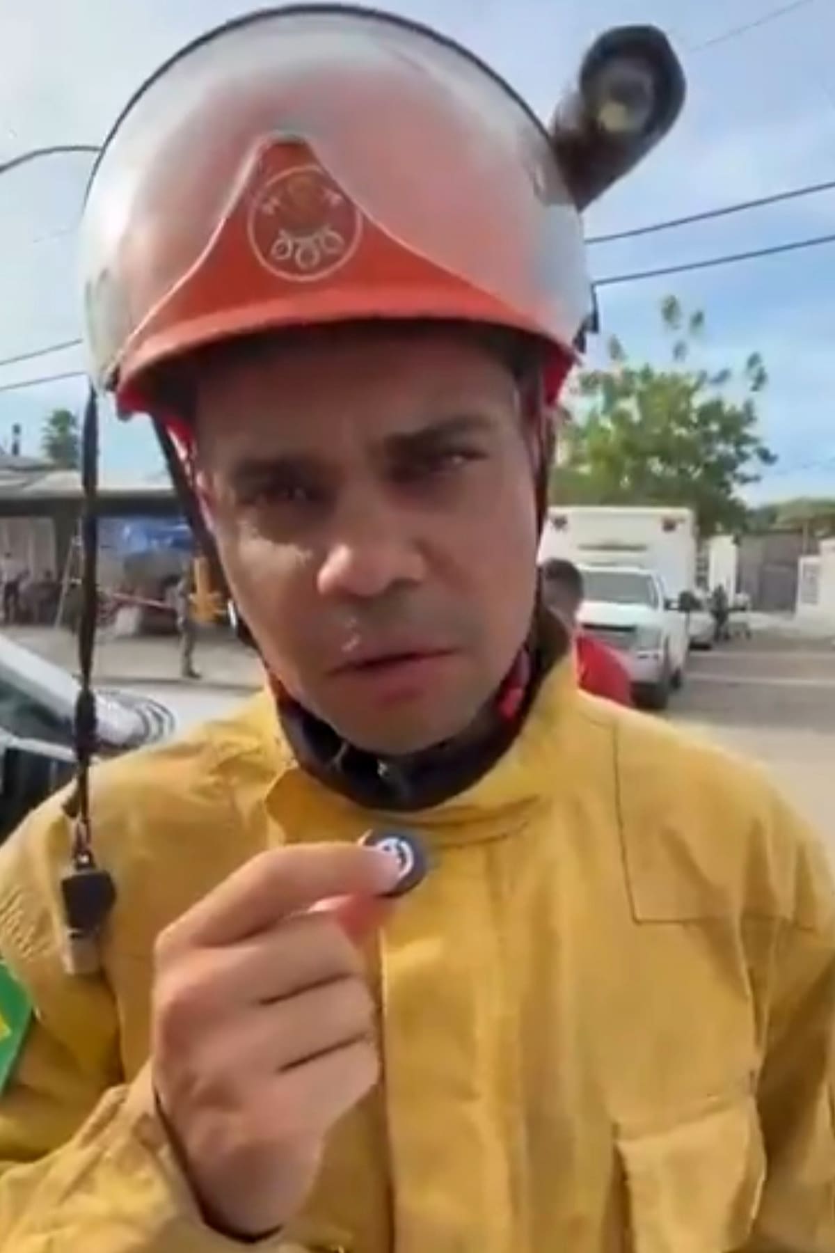 Captura de video tomada a través de rastreo de redes que muestra al teniente Barros del Cuerpo de Bomberos del Estado de São Paulo donde informa que Lucas Gámez, un niño de nueve años que era buscado desde hace dos semanas tras los terremotos del pasado 24 de junio en Venezuela, fue hallado sin vida este miércoles entre los escombros de un edificio del estado de La Guaira. EFE/ Rastreo de Redes /SOLO USO EDITORIAL NO VENTAS /SOLO DISPONIBLE PARA ILUSTRAR LA NOTICIA QUE ACOMPAÑA (CRÉDITO OBLIGATORIO)