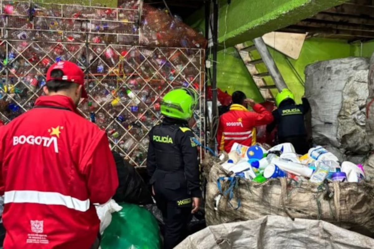 Hallan moto con chasis alterado en bodega de reciclaje y capturan a propietario. | Foto: Q' Hubo Bogotá.