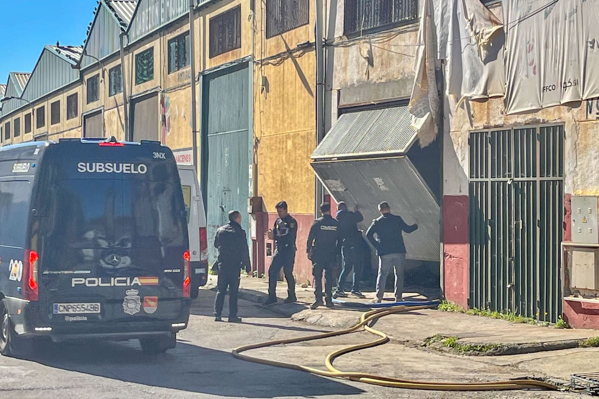 CEUTA (ESPAÑA), 29/03/2026.- La Policía Nacional española cromprueba este domingo una de las dos naves enlazadas entre sí un posible narcotúnel utilizado para pasar droga de Marruecos a Ceuta. Los agentes de la Unidad de Drogas y Crimen Organizado (Udyco) de la policía realizaron ayer sábado una operación antidroga que se ha saldado con la detención de 16 personas, según adelantó el diario local "El Faro de Ceuta" y confirmaron a EFE fuentes policiales. EFE/ Reduan Dris