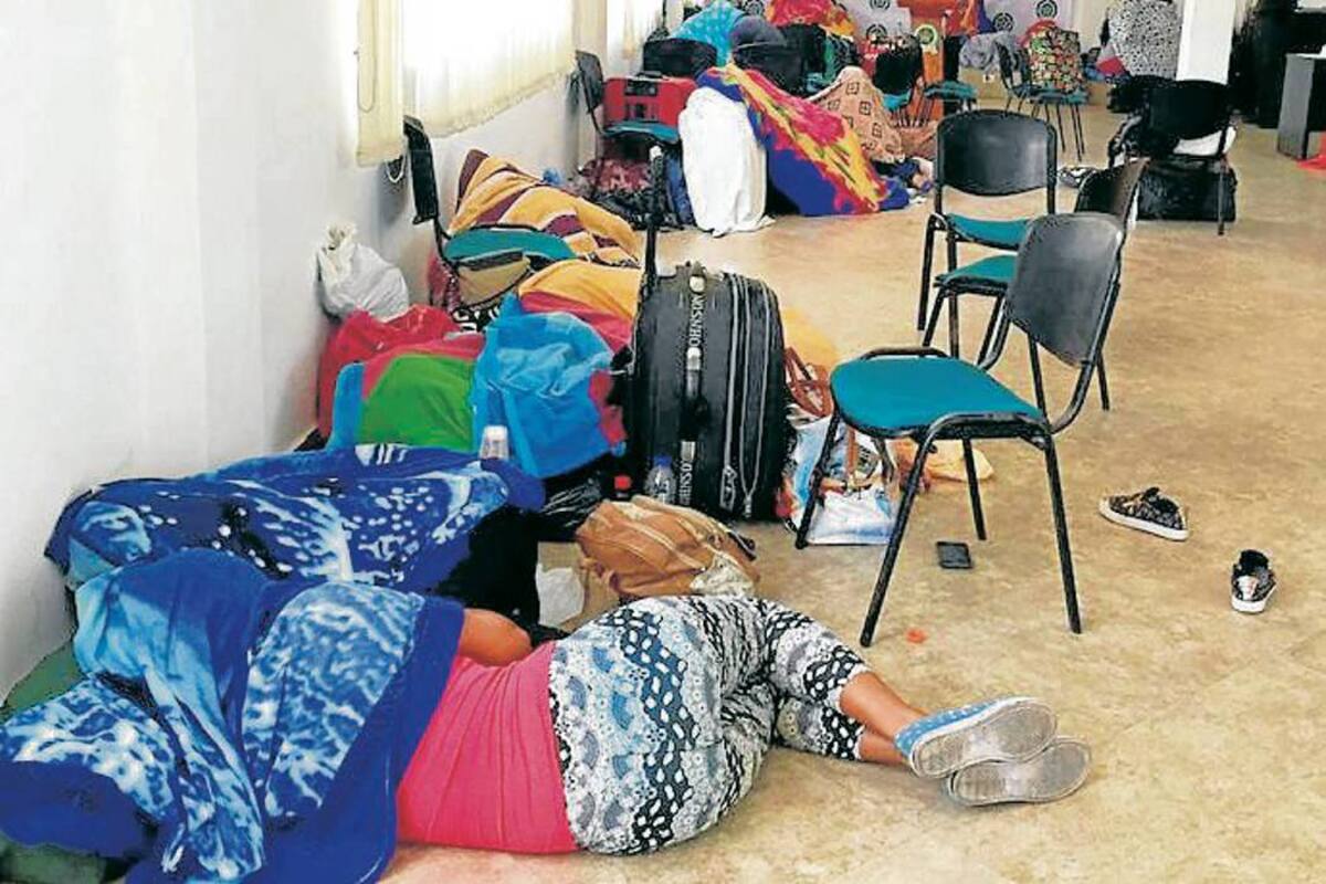 Las ciudadanas venezolanas pasaron la noche en las instalaciones del Comando de Policía del Magdalena Medio. (Foto: Suministrada/VANGUARDIA LIBERAL)