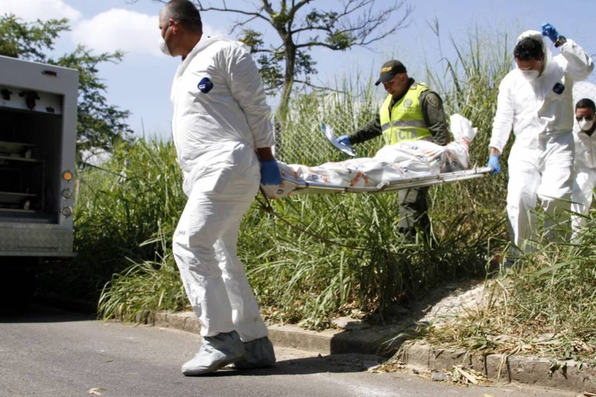 La diligencia de levantamiento del cadáver fue hecha por la Unidad Móvil del Laboratorio de Criminalística del CTI, de la Fiscalía. (Foto: Marco Valencia/VANGUARDIA LIBERAL)