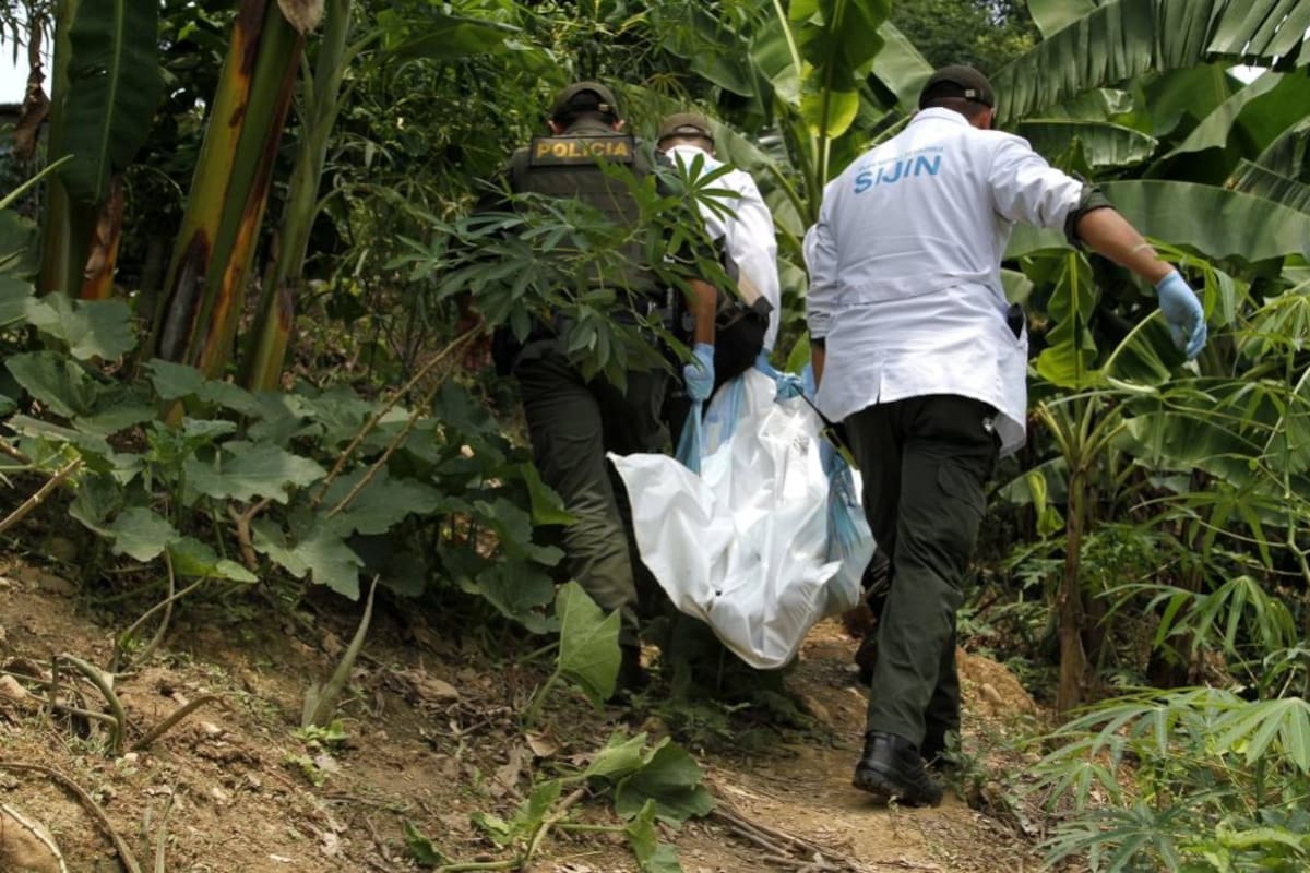 En una zona boscosa detrás del conjunto residencial Reserva de la Loma, en Piedecuesta, fue encontrado el cuerpo sin vida de un hombre.