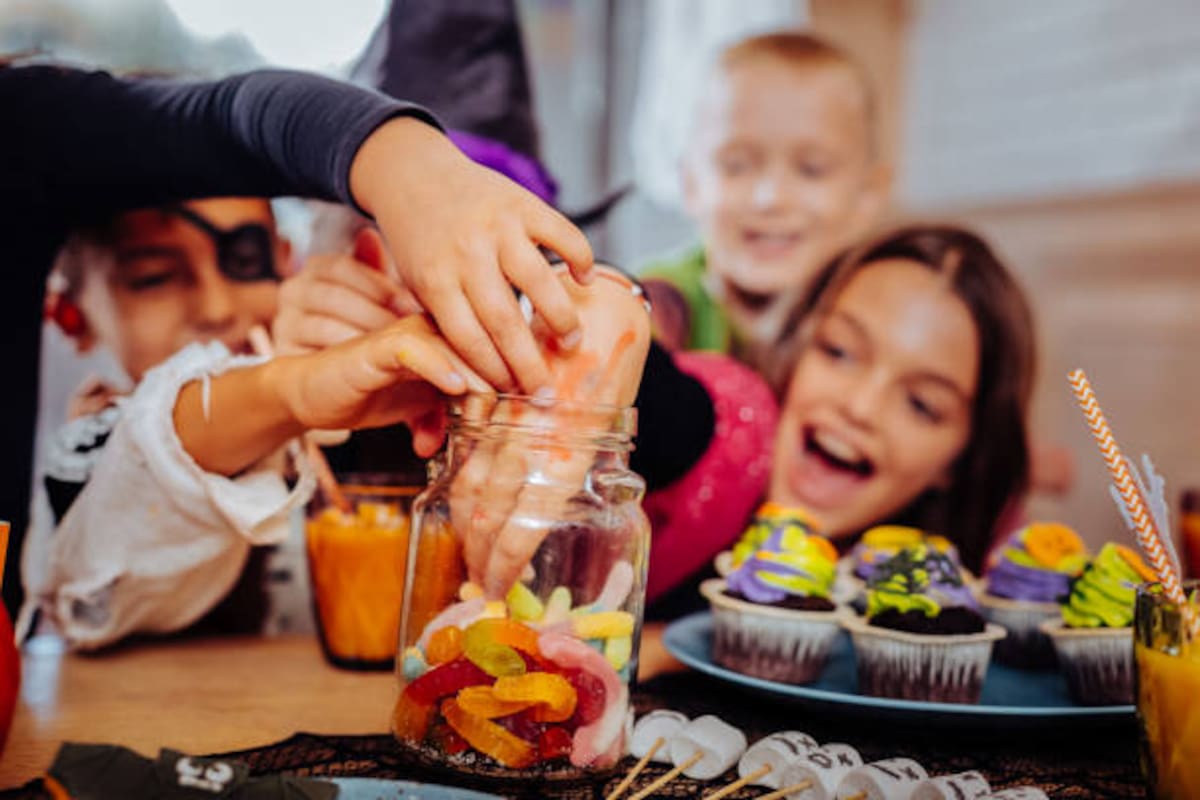 Los niños pueden acumular dulces durante sus recorridos por el vecindario. Los expertos recomiendan controlar las cantidades y evitar el consumo excesivo de golosinas.