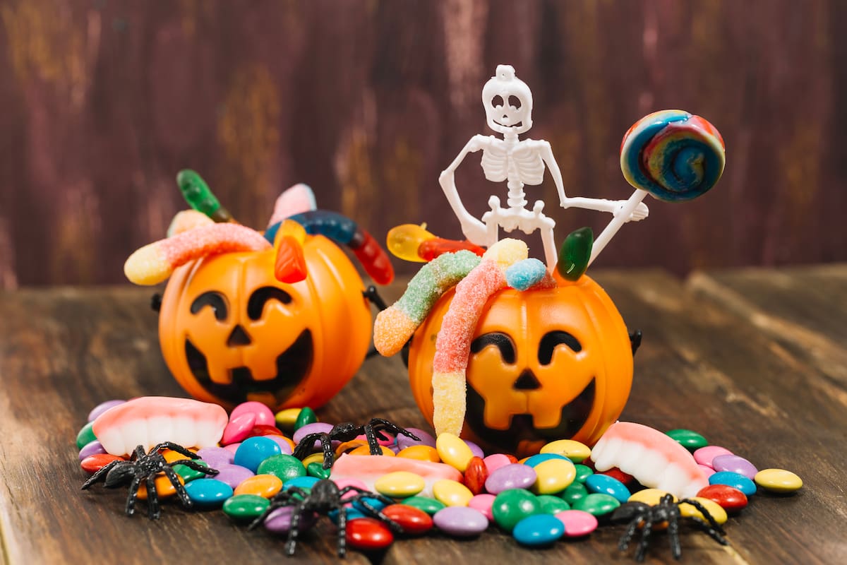 Casi seis de cada diez padres consultados en un sondeo exploratorio de la Universidad Manuela Beltrán reconocieron que son más flexibles con el consumo de dulces de sus hijos durante Halloween.