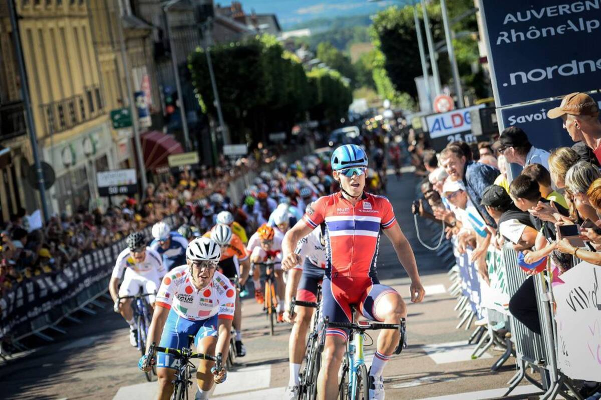 El pedalista Kristoffer Halvorsen le dio ayer la segunda victoria de etapa a Noruega en el Tour de L’Avenir, que hoy tendrá su primera prueba de fuego con una contrarreloj individual. (Foto: Tomada de Tour de l’Avenir / VANGUARDIA LIBERAL)