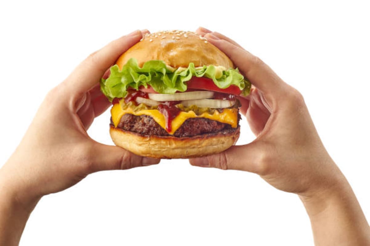 La versatilidad de la hamburguesa le permite reinventarse constantemente, manteniéndose como la reina indiscutible de la cultura pop gastronómica.