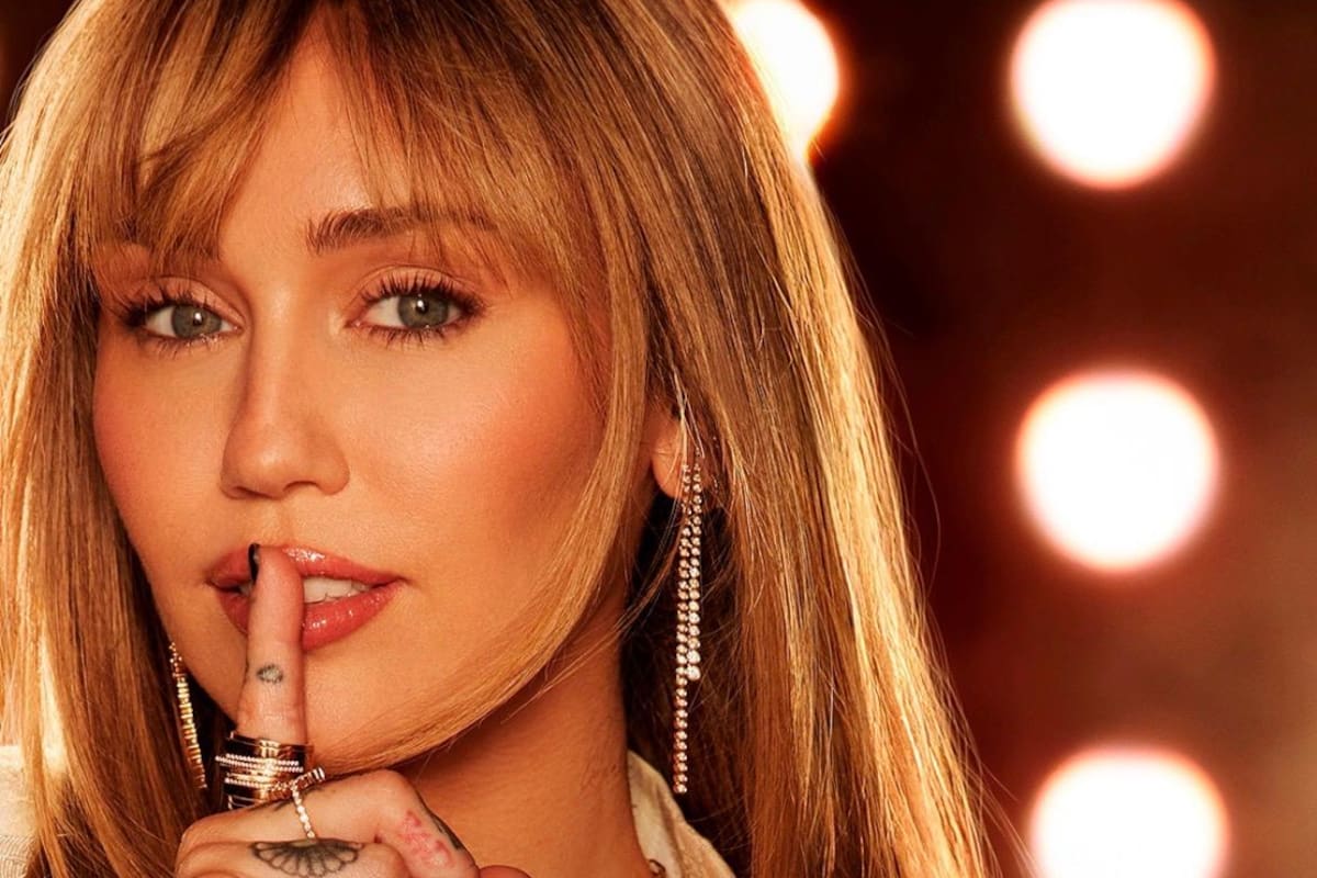 Miley Cyrus regresa al set de Hannah Montana para un especial de aniversario que nos tiene llorando.