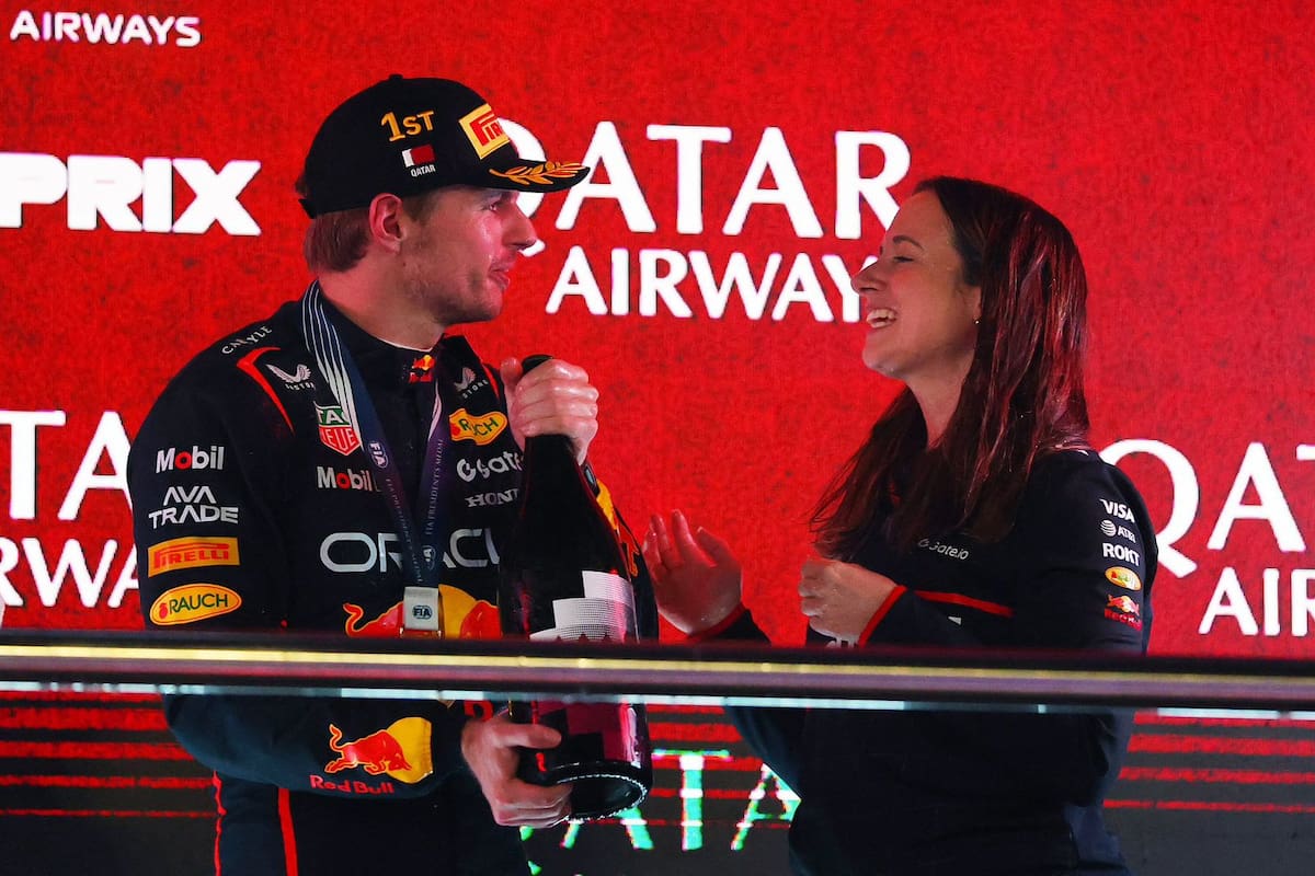 Hannah Schmitz y Max Verstappen en el podio del Gran Premio de Catar. Foto: Redes Sociales