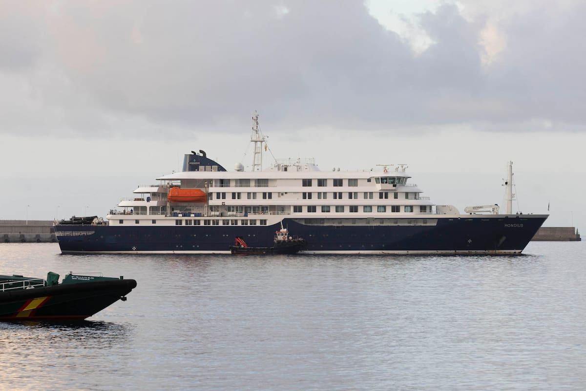 El crucero neerlandés MV Hondius, que ha sufrido un brote de hantavirus a bordo durante su travesía por el Atlántico Sur, ha entrado a las 6.05 horas de Canarias (5.05 GMT) en el puerto de Granadilla de Abona (sur de Tenerife) para fondear y desembarcar a sus ocupantes. Al barco ya han subido médicos del Servicio de Sanidad Exterior. EFE/Miguel Barreto