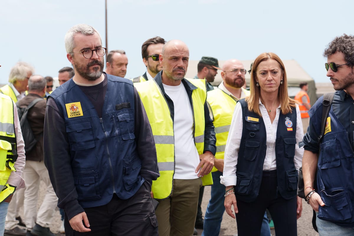 La directora general de Protección Civil, Virginia Barcones (d), el secretario de Estado de Sanidad, Javier Padilla (i), y el viceconsejero de la Presidencia del Gobierno de Canarias, Alfonso Cabello (c), visitan el puerto de Granadilla (Tenerife) con motivo de la próxima llegada del buque de bandera holandesa MV Hondius afectado por un brote de hantavirus. EFE/ Ramón de la Rocha