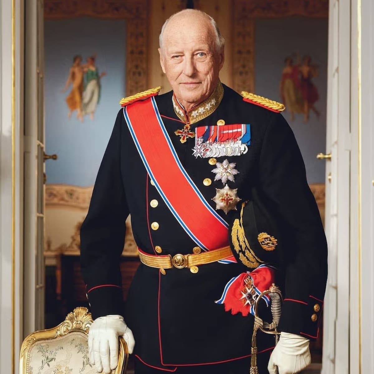 Harald V llegó al trono en 1991 y fue reconocido por modernizar la monarquía noruega y por su cercanía con la población. Su hijo, Haakon VIII, asumió el trono tras su muerte.