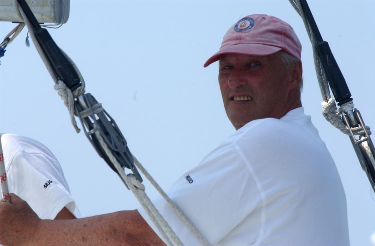 Fotografía de archivo del 29 de julio de 2003, en la que puede verse al rey Harald de Noruega a bordo del velero 'Fram XV' en la Copa del Rey de vela, en Palma de Mallorca (Baleares). EFE/Manuel H. de León