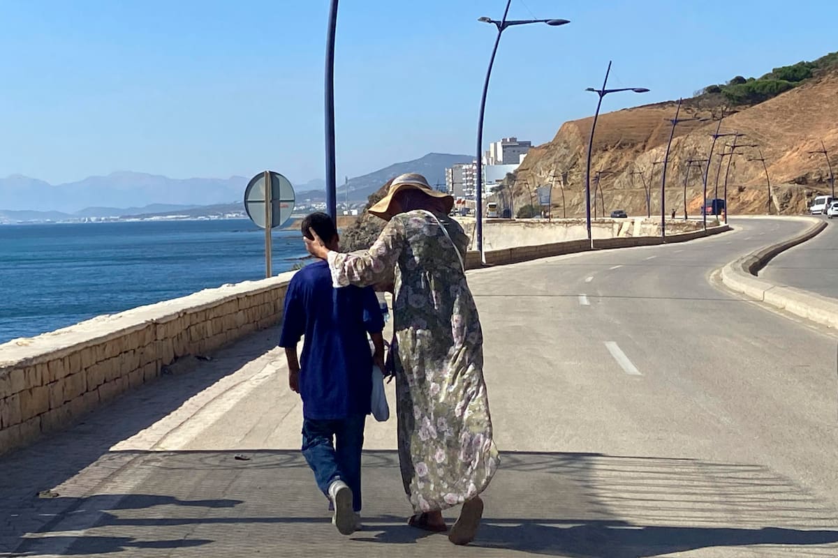 Una madre en Castillejos recibe a su hijo que acaba de volver de Ceuta, tras llegar nadando. "¿Has visto a mi hijo?, ¿Lo conoces?". Es la pregunta más repetida este domingo en la frontera de Marruecos con Ceuta, donde decenas de familias marroquíes aguardan con la esperanza de ver aparecer a sus seres queridos o, al menos, saber si siguen vivos. EFE/Mohamed Siali