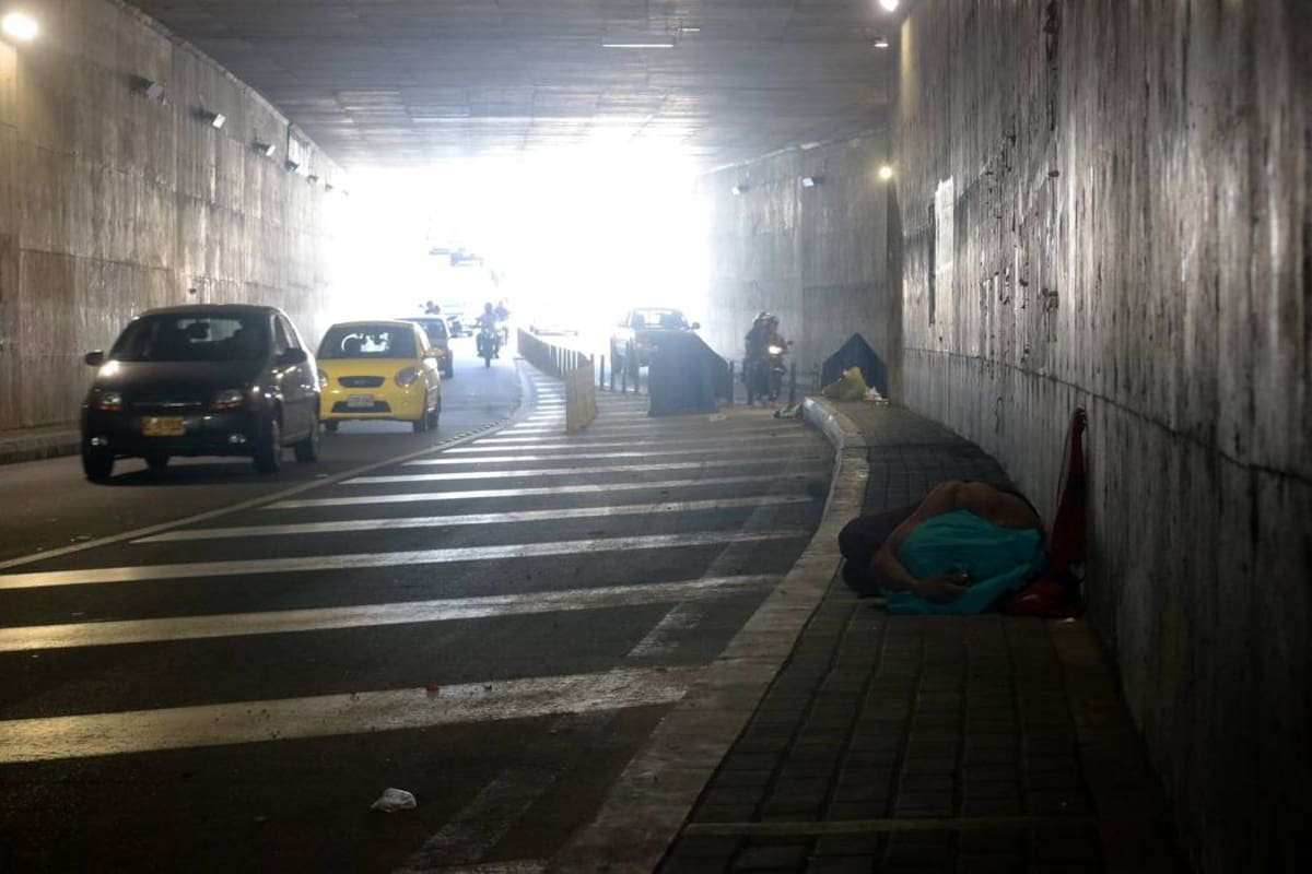Debajo de los puentes de la ciudad, como en este deprimido de la Carrera 27 con Quebradaseca, es donde más se concentra población de habitantes de calle. (Foto: Fabián Hernández /VANGUARDIA LIBERAL)