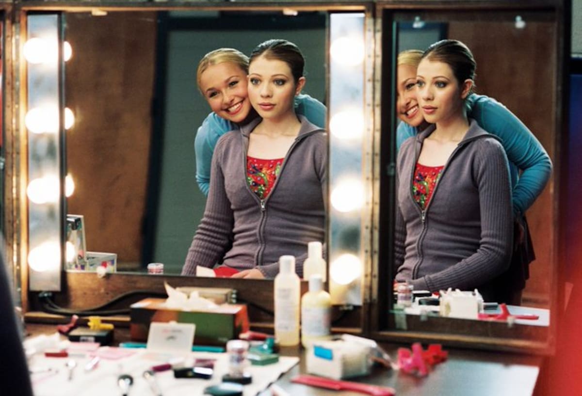 Hayden Panettiere y Michelle Trachtenberg en Ice Princess de 2005. Las dos nos han dejado con apenas un año de diferencia. Una con 36 y otra con 39. Dos vidas truncadas a muy corta edad.