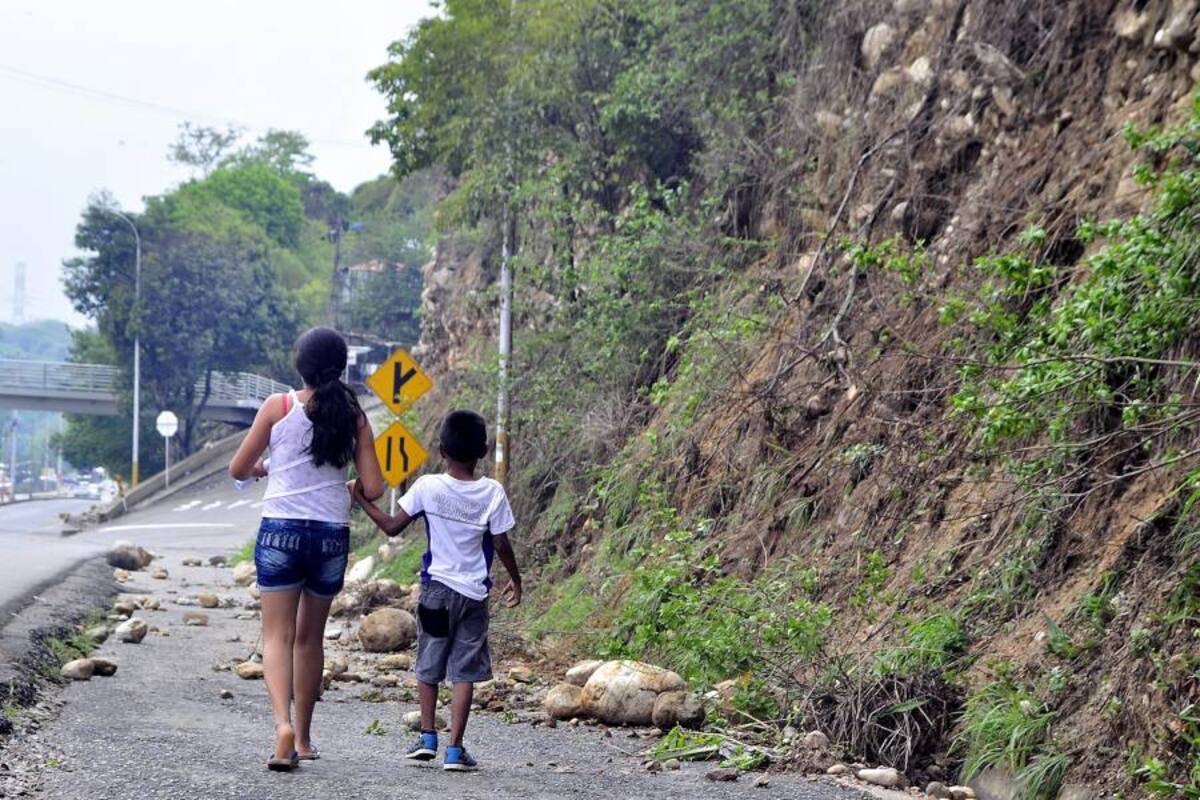 La vía Bucaramanga - Girón es una de las zonas donde se presenta caída de rocas y deslizamientos por las lluvias. (Foto: Laura Herrera / VANGUARDIA LIBERAL)