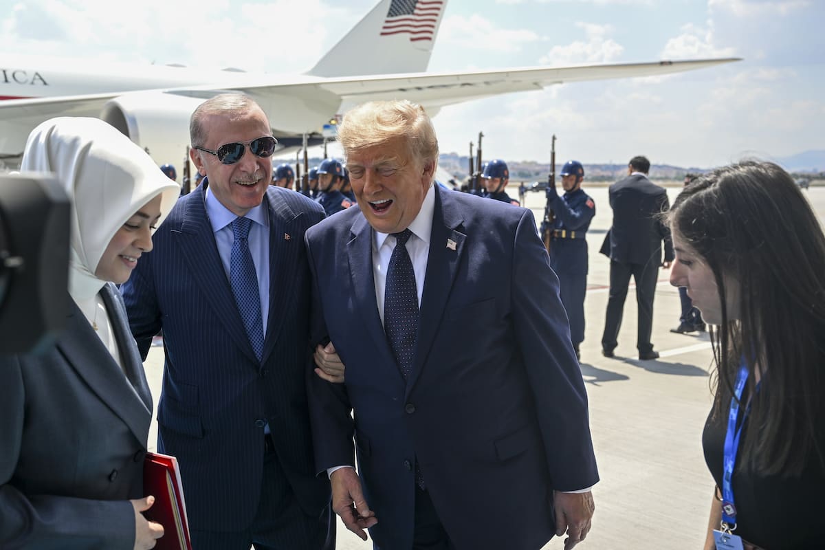 Ankara (Turkey), 07/07/2026.- Turkish President Recep Tayyip Erdogan welcomes US President Donald Trump at Esenboga Airport ahead of the 2026 NATO Heads of State and Government Summit in Ankara, Turkey, 07 July 2026. The summit will take place on 07 and 08 July, focusing on strengthening defense industrial production and securing long-term military aid for Ukraine. (Turquía, Ucrania) EFE/EPA/DOGUKAN KESKINKILIC / POOL
