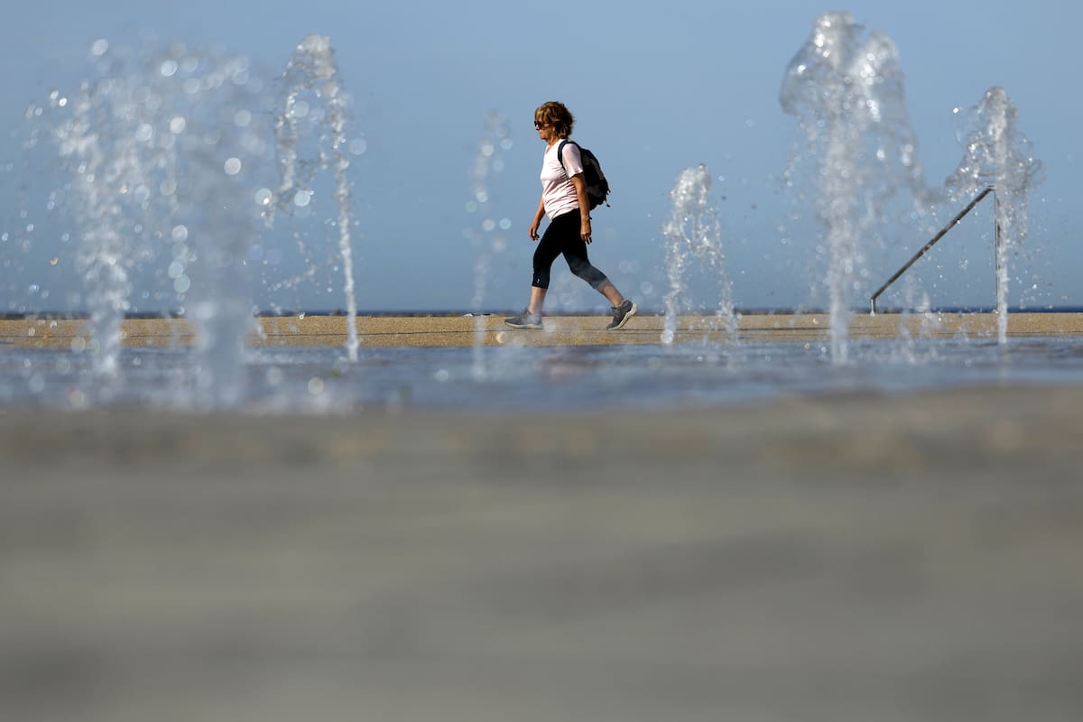 SETE (France), 19/06/2026.- A woman walks in the morning hours of a sunny day in Sete, Southern France, 19 June 2026. France will face an increase in temperatures. Meteo-France has issued an orange alert warning for high temperatures in 58 departments. (Francia) EFE/EPA/GUILLAUME HORCAJUELO