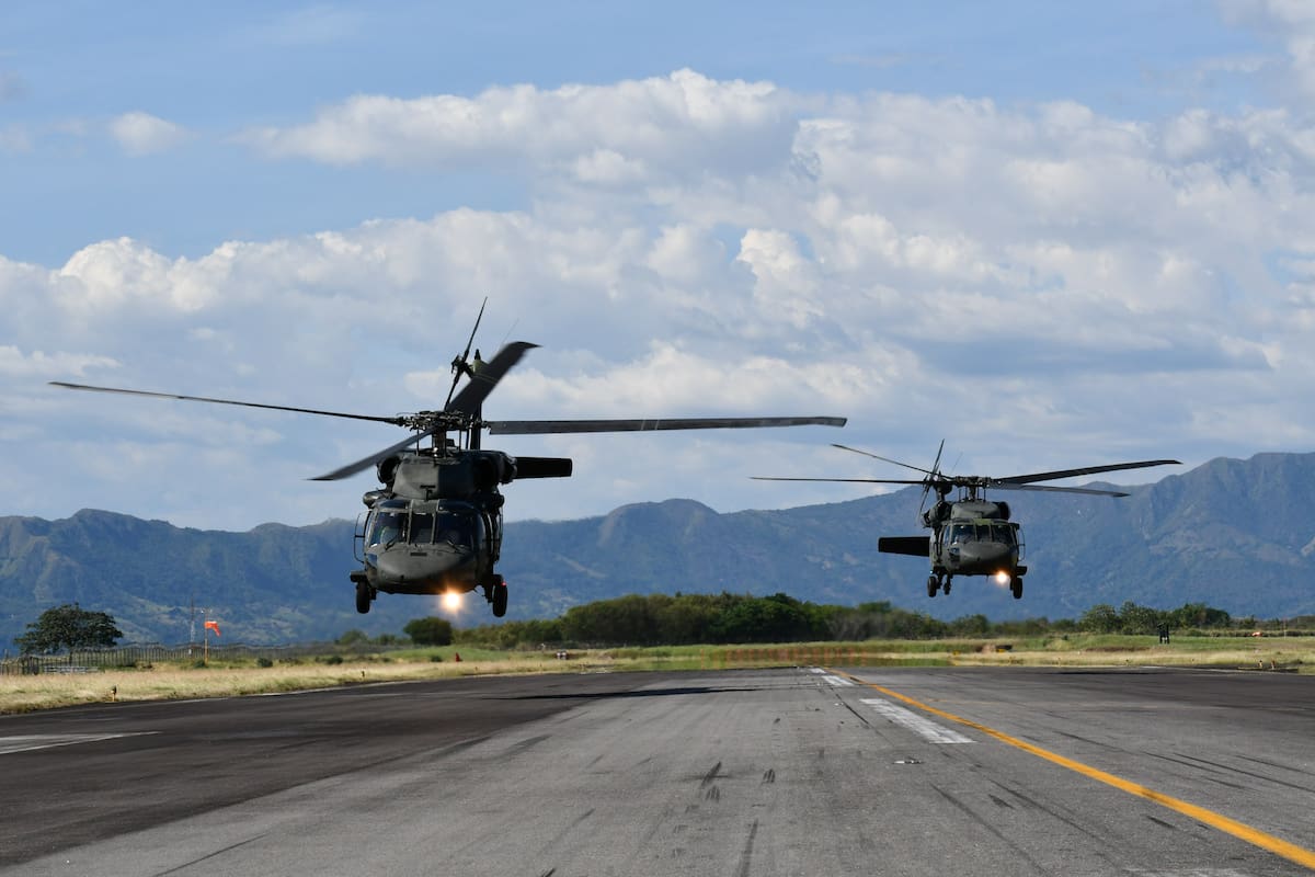 Lo que hoy parece un problema contractual podría convertirse en una emergencia nacional. Con una flota envejecida, repuestos imposibles de conseguir y un presupuesto que apenas cubre un tercio de lo necesario, la Aviación del Ejército enfrenta el riesgo de quedarse en tierra.