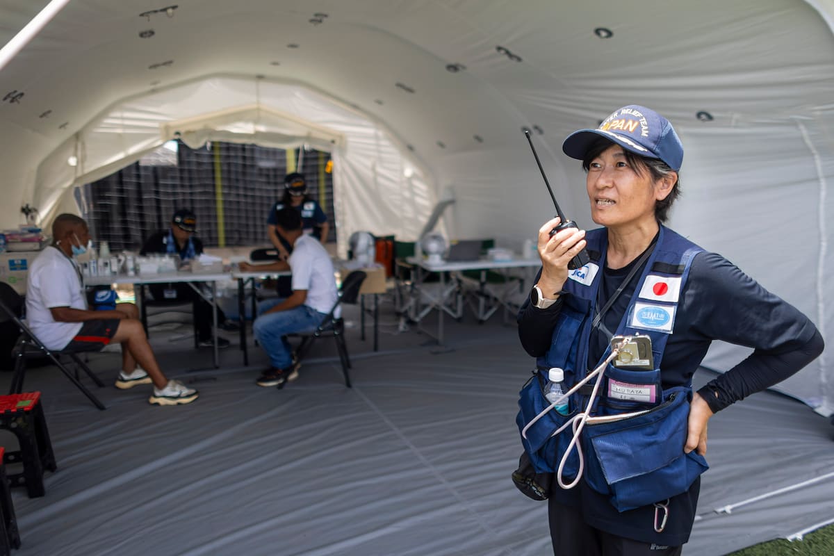 AMDEP8644. CARABALLEDA (VENEZUELA), 14/07/2026.- Una médico voluntario de Japón atiende este lunes, en el hospital de campaña de Japón en Caraballeda (Venezuela). La búsqueda entre los escombros tras el potente doble terremoto en Venezuela ha dejado también víctimas colaterales que han acudido a varios de los 14 hospitales de campaña internacionales instalados en Caracas y la devastada región costera de La Guaira, aledaña a la capital. EFE/ Miguel Gutiérrez