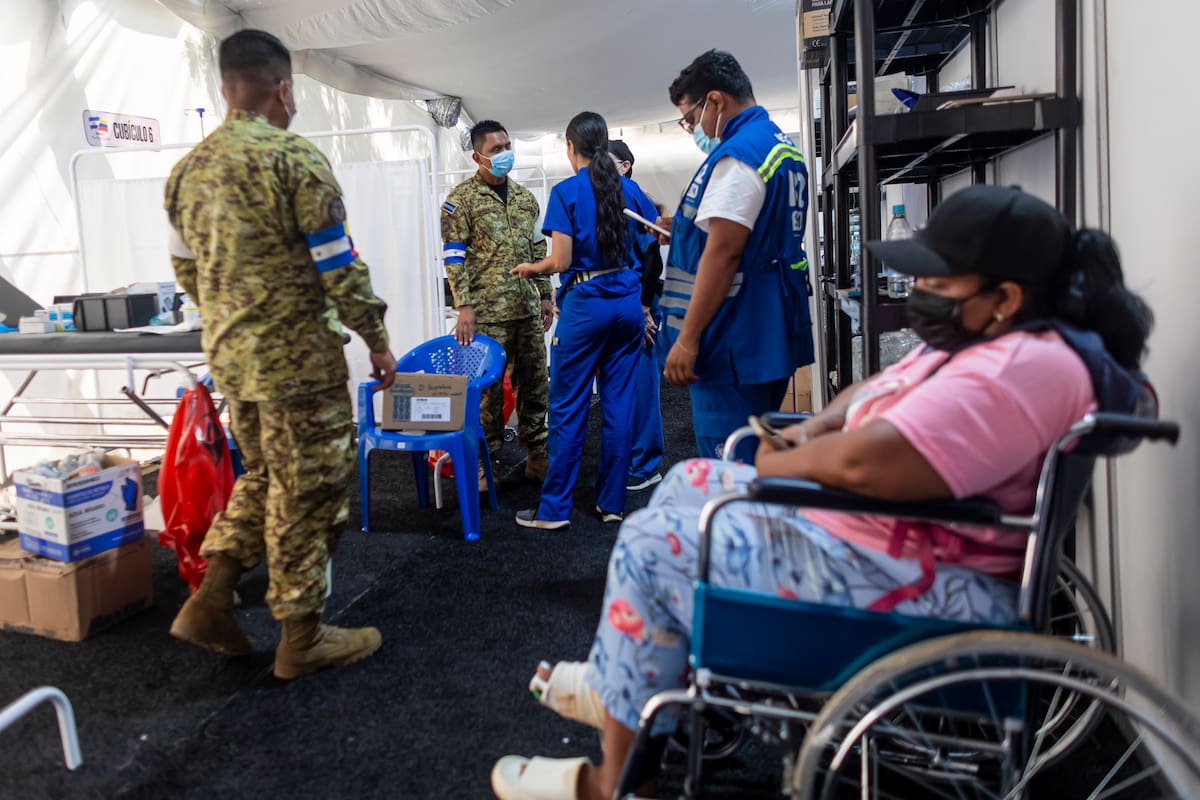 AMDEP8638. CATIA LA MAR (VENEZUELA), 14/07/2026.- Una persona espera ser atendida por integrantes del Ejercito del Salvador y médicos voluntarios este lunes, en el hospital de campaña de El Salvador en Catia La Mar (Venezuela). La búsqueda entre los escombros tras el potente doble terremoto en Venezuela ha dejado también víctimas colaterales que han acudido a varios de los 14 hospitales de campaña internacionales instalados en Caracas y la devastada región costera de La Guaira, aledaña a la capital. EFE/ Miguel Gutiérrez