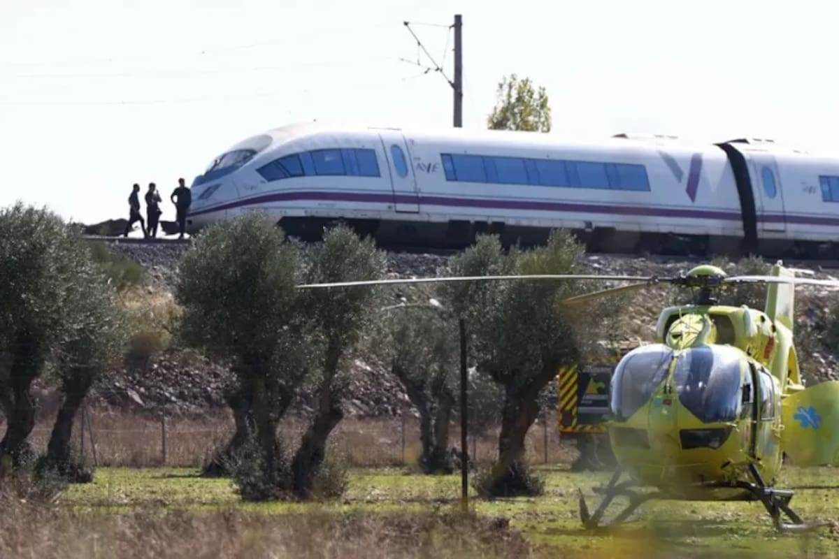 Vista de un helicóptero para trasladar a los heridos junto a los dos trenes de alta velocidad que han colisionado a primera hora de este miércoles a la altura de la estación de Urda (Toledo). EFE/Ismael Herrero