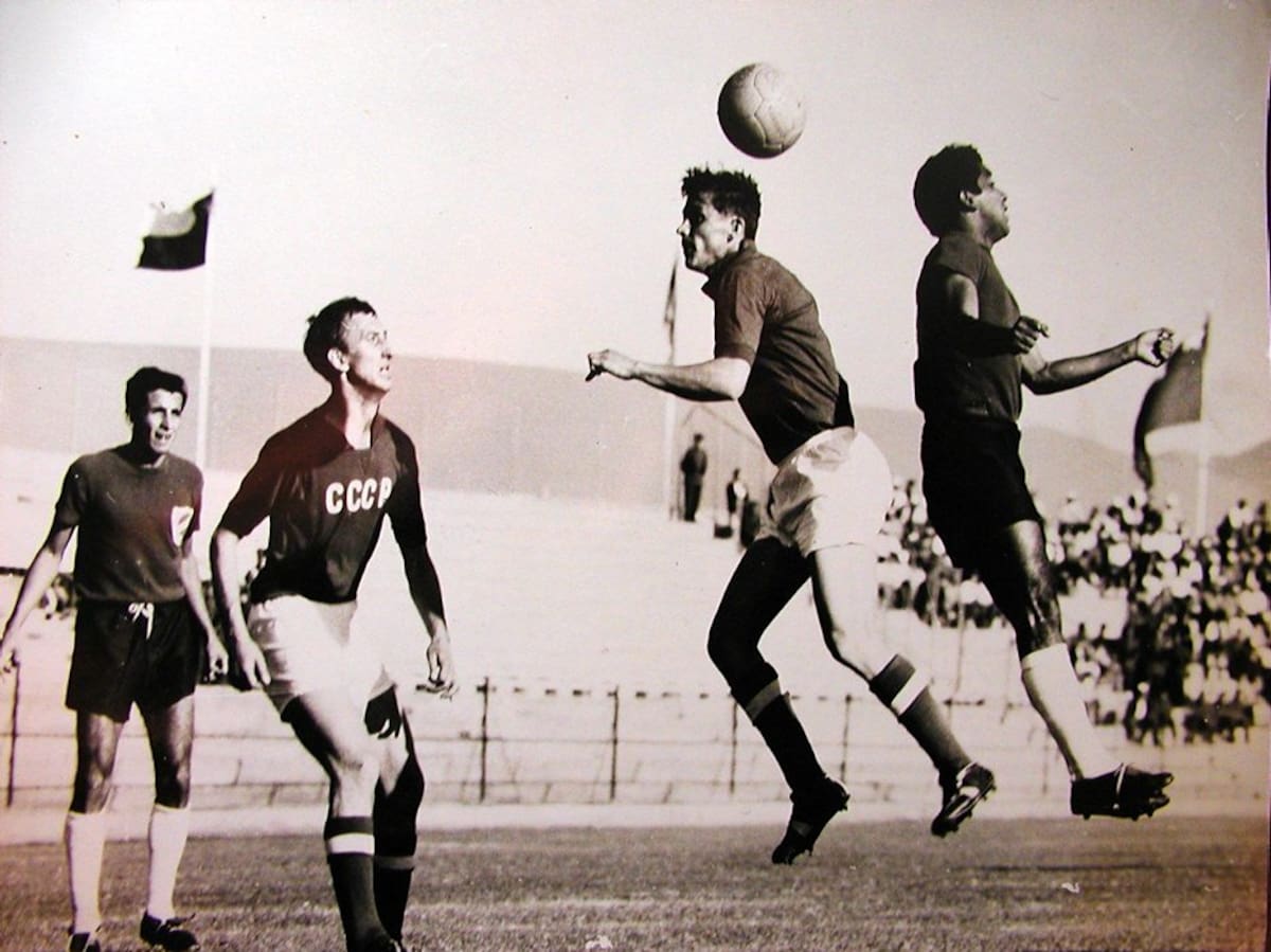 Hermán 'El Cuca' Aceros, izquierda, es el único futbolista santandereanao que disputó un Mundial, en Chile 1962.
Foto: Plinio Barraza B