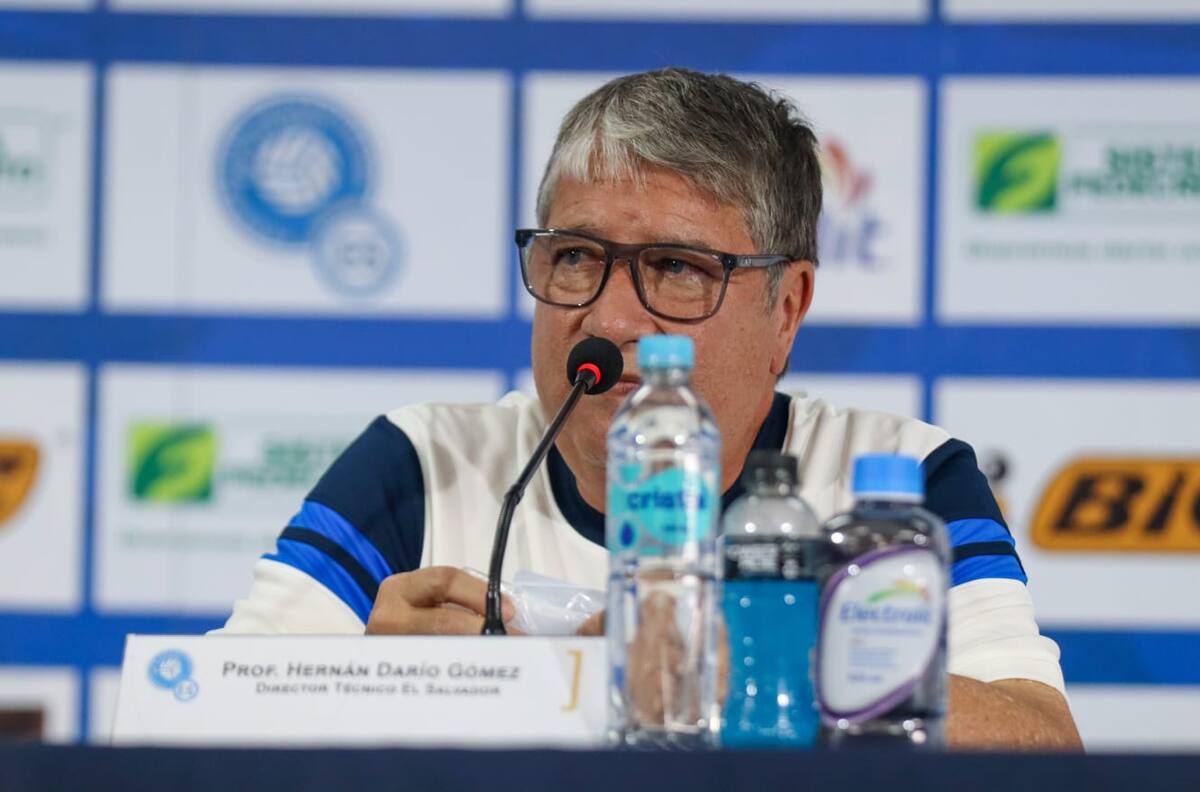Hernán Darío "El Bolillo" Gómez, director técnico de El Salvador. //laselecta_slv