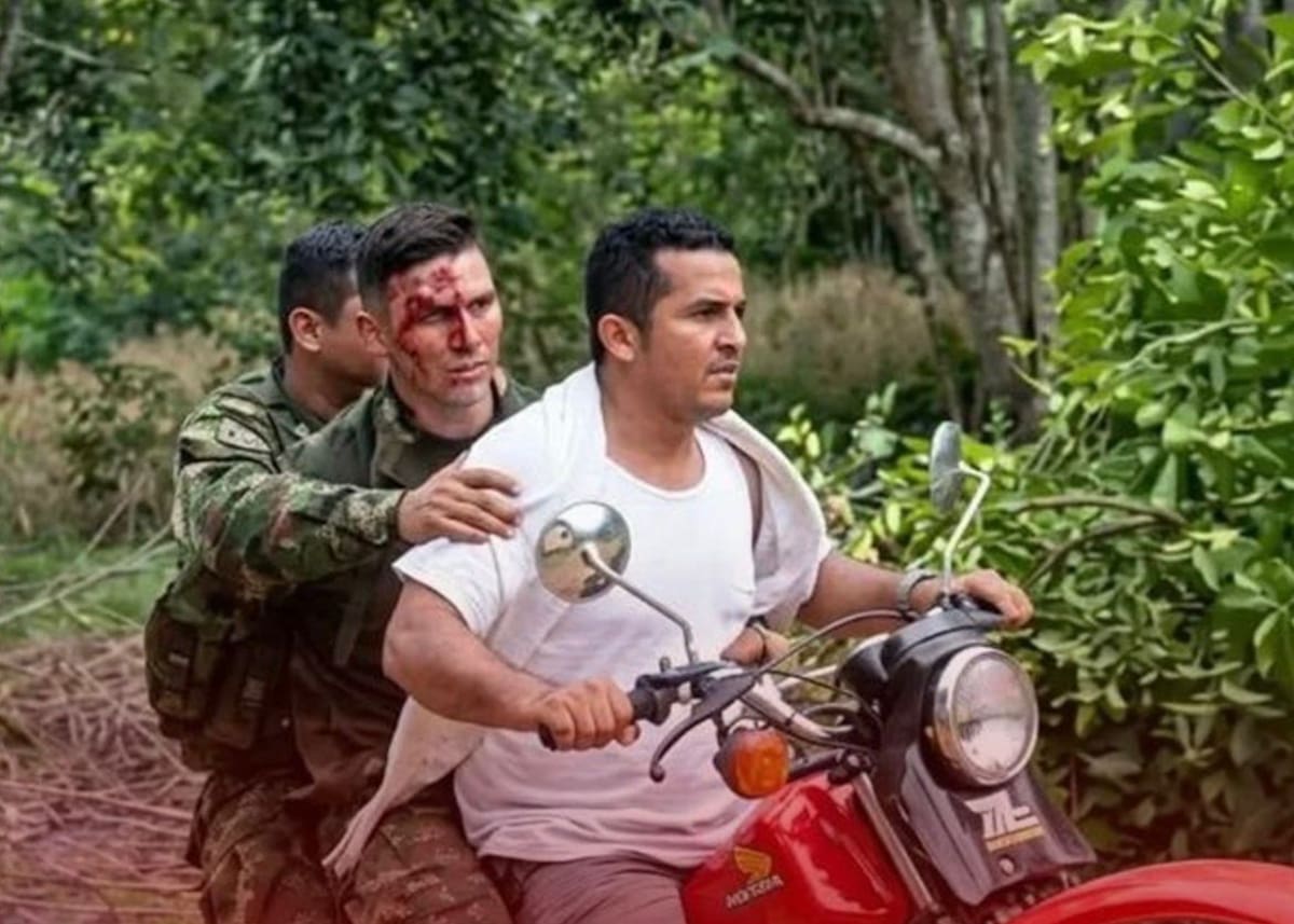 Jhan Trujillo, el heroico campesino que a bordo de su moto Honda XL ayudó a salvar a decenas de soldados heridos en el accidente aéreo del Hércules en el Putumayo.