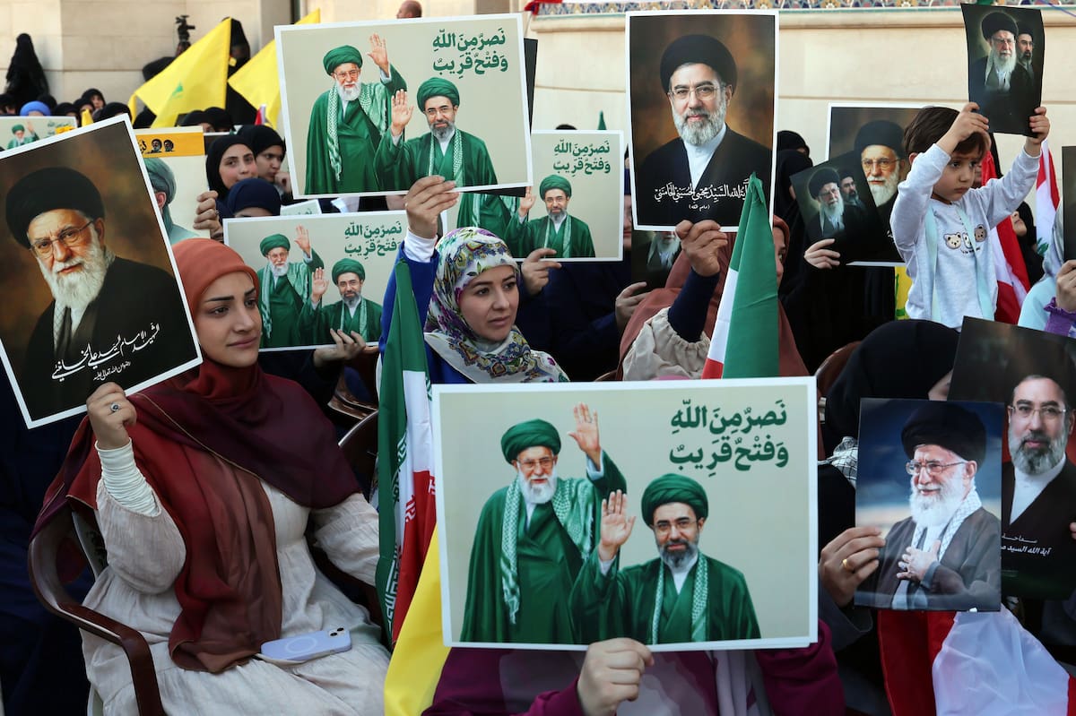 BEIRUT (Lebanon), 22/04/2026.- Hezbollah supporters hold portraits of Ali Khamenei and his successor, Mojtaba Khamenei, during a commemorative rally for the slain Iranian Supreme Leader Ali Khamenei under the slogan 'The Stand of Loyalty and Devotion', amid a fragile ceasefire between Israel and Lebanon, at the Iranian embassy in Beirut, Lebanon, 22 April 2026. Khamenei was killed in a series of US and Israeli airstrikes in Tehran on 28 February 2026. (Líbano, Teherán, Hizbulá/Hezbolá) EFE/EPA/WAEL HAMZEH