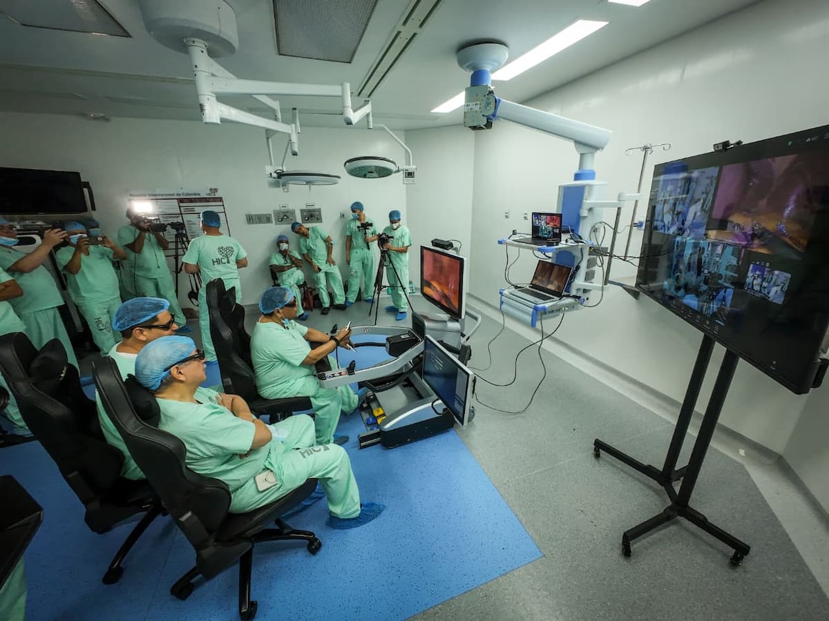 El equipo médico del HIC acompañó la primera telecirugía robótica a larga distancia de la institución, realizada en el marco del simposio por los 40 años de la Fundación Cardiovascular de Colombia. / Foto: Byron Pérez/Vanguardia.