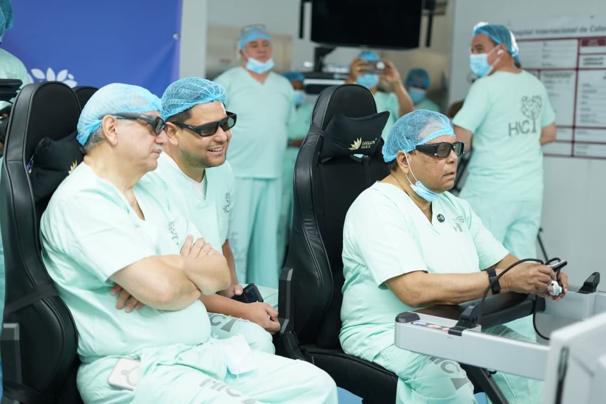 Desde una consola instalada en el Hospital Internacional de Colombia, en Bucaramanga, se controlaron los brazos robóticos que operaron a un paciente en la India. / Foto: Byron Pérez/Vanguardia.