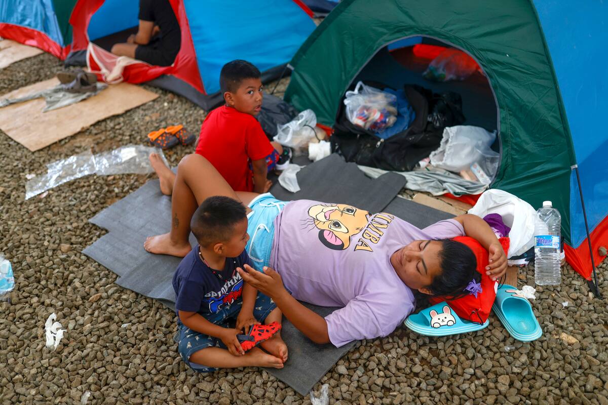 ACOMPAÑA CRÓNICA: PANAMÁ CRISIS MIGRATORIA AME2908. LAJAS BLANCAS (PANAMÁ), 26/09/2024.- Migrantes venezolanos descansan en la Estación Temporal de Recepción Migratoria (ETRM), este jueves en Lajas Blancas, Darién (Panamá). Los venezolanos siguen siendo mayoría entre los migrantes que atraviesan la selva del Darién, la frontera natural entre Panamá y Colombia, rumbo a Norteamérica, y algunos de ellos hablan de "la peor trampa del mundo", después de que el pasado 28 de julio en las elecciones en Venezuela se proclamó, sin que se difundieran las actas, la victoria del mandatario Nicolás Maduro. EFE/Bienvenido Velasco