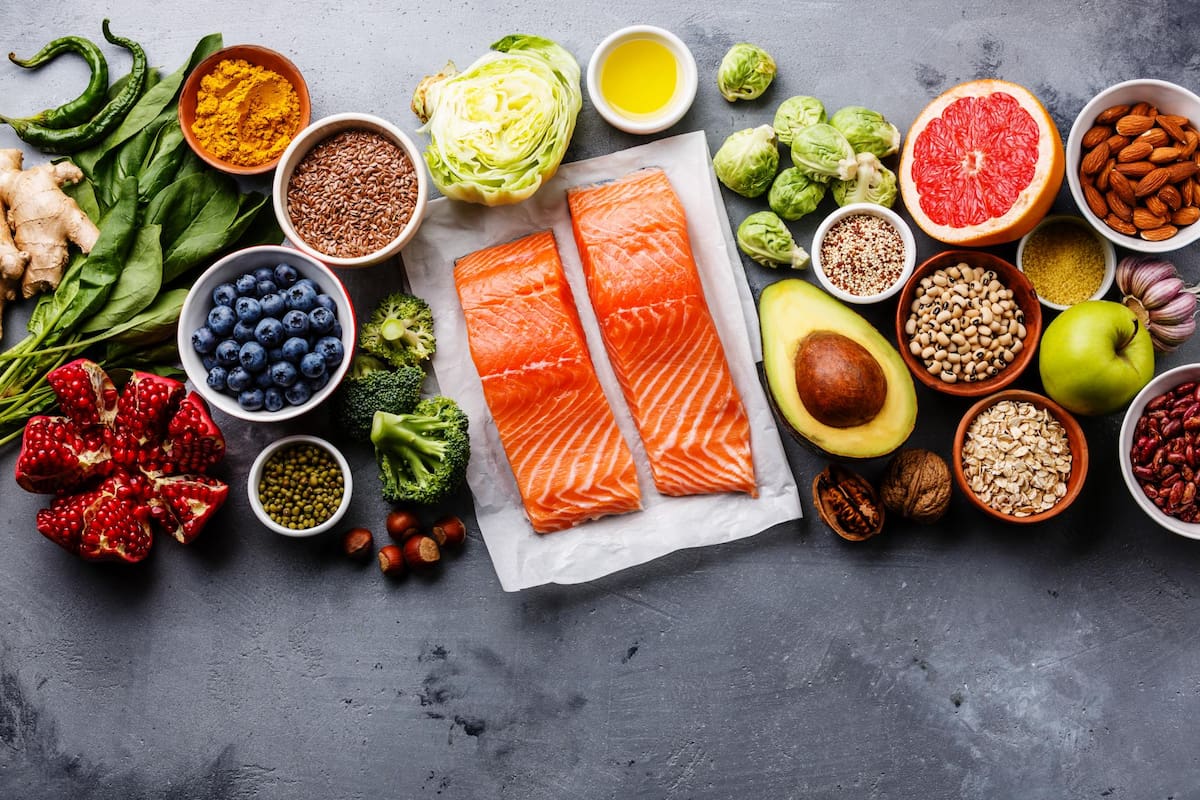 Conozca cuáles son 10 alimentos esenciales para combatir el hígado graso. Los pescados como el salmón y los frutos secos son fundamentales en esta dieta. Getty Images / VANGUARDIA