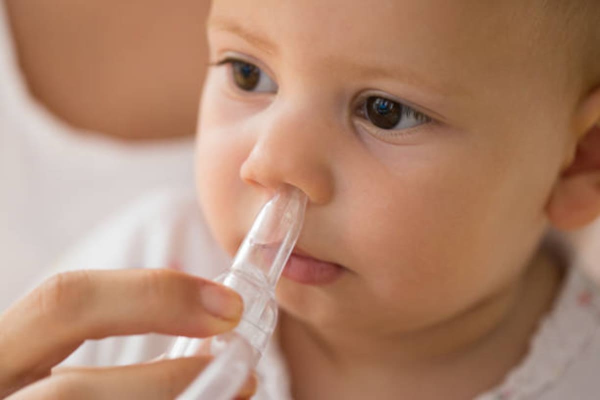 La higiene nasal puede favorecer la respiración del bebé, pero no sustituye la valoración médica cuando existen signos de alarma.