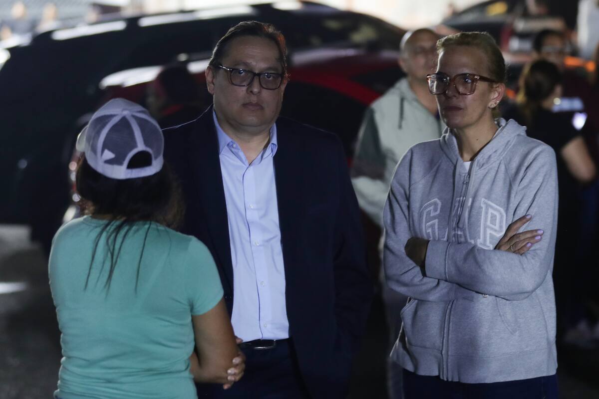 La hija del líder opositor Edmundo González Urrutia, Mariana González (d), espera junto a su abogado frente al centro penitenciario Rodeo I este jueves, en Caracas (Venezuela). González dijo que no tiene novedades sobre la situación de su esposo, Rafael Tudares -detenido desde hace un año-, después de que el presidente del Parlamento de Venezuela, Jorge Rodríguez, anunciara la liberación de "un número importante" de presos políticos en el país. EFE/ Ronald Peña R