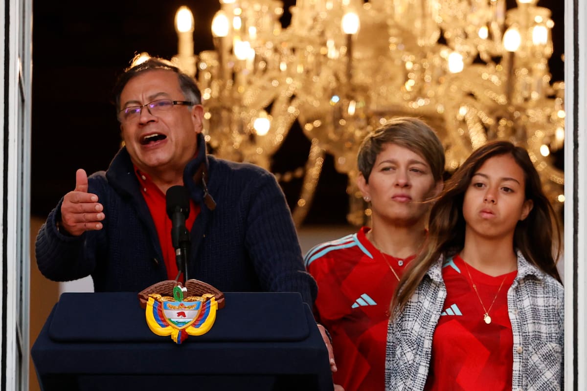 Fotografía de archivo del presidente de Colombia, Gustavo Petro, acompañado por la primera dama, Verónica Alcocer, y su hija Antonella (d), en la Casa de Nariño en Bogotá (Colombia). // EFE/ Mauricio Dueñas Castañeda.